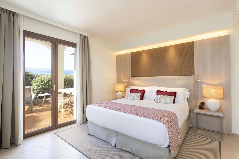 Signature Room,1 King Bed, Sea View and Terrace (Lunch included from the petite à la carte menu)