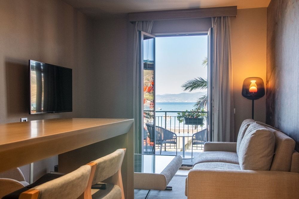 Miramare Suites One bedroom apartment, balcony, sea view of the Baia delle Favole 4