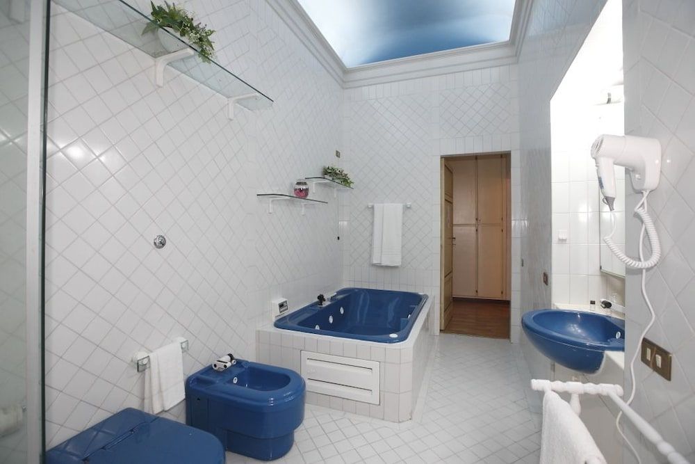 Residenza d'Epoca Montanini Royal Room, Jetted Tub 2