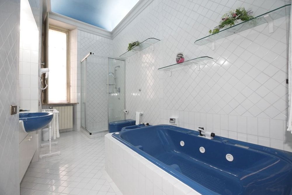 Residenza d'Epoca Montanini Royal Room, Jetted Tub 3