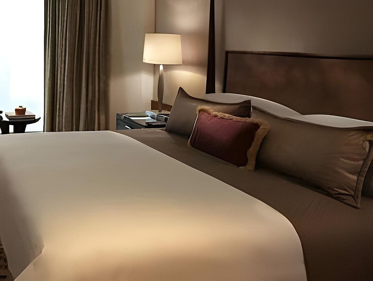 Royal Club Room with Bathtub, Airport Transfers, High Tea and Evening Cocktail Hours