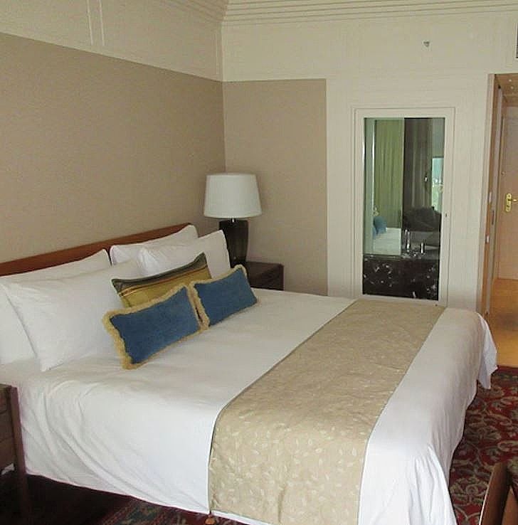 The Leela Mumbai Premier City View Room with Bathtub 2