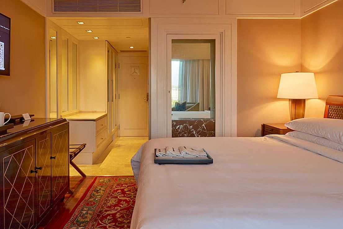 The Leela Mumbai Premier City View Room with Bathtub 7