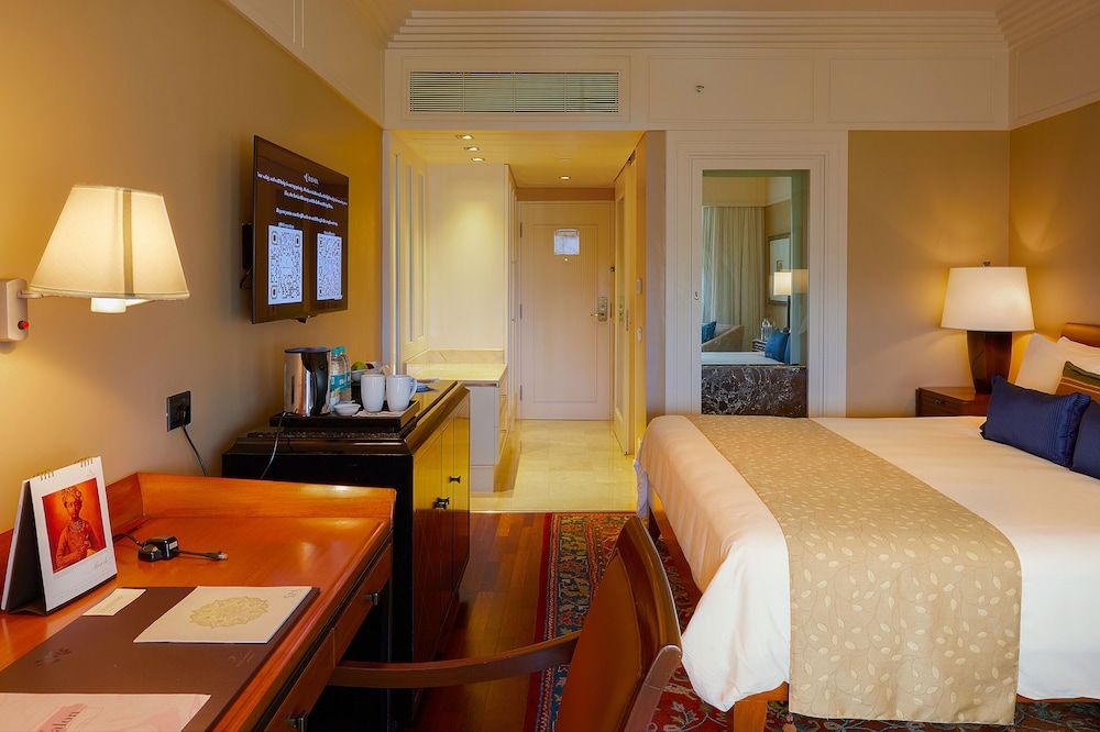 The Leela Mumbai Deluxe Room With 1+1 Happy Hours - 5pm to 7pm at 6 degrees on selected brands 4