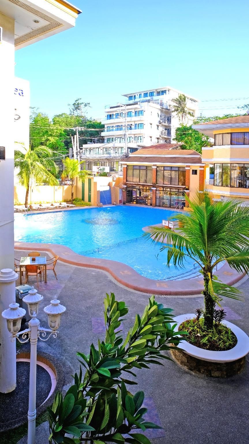 swimming pool [outdoor]