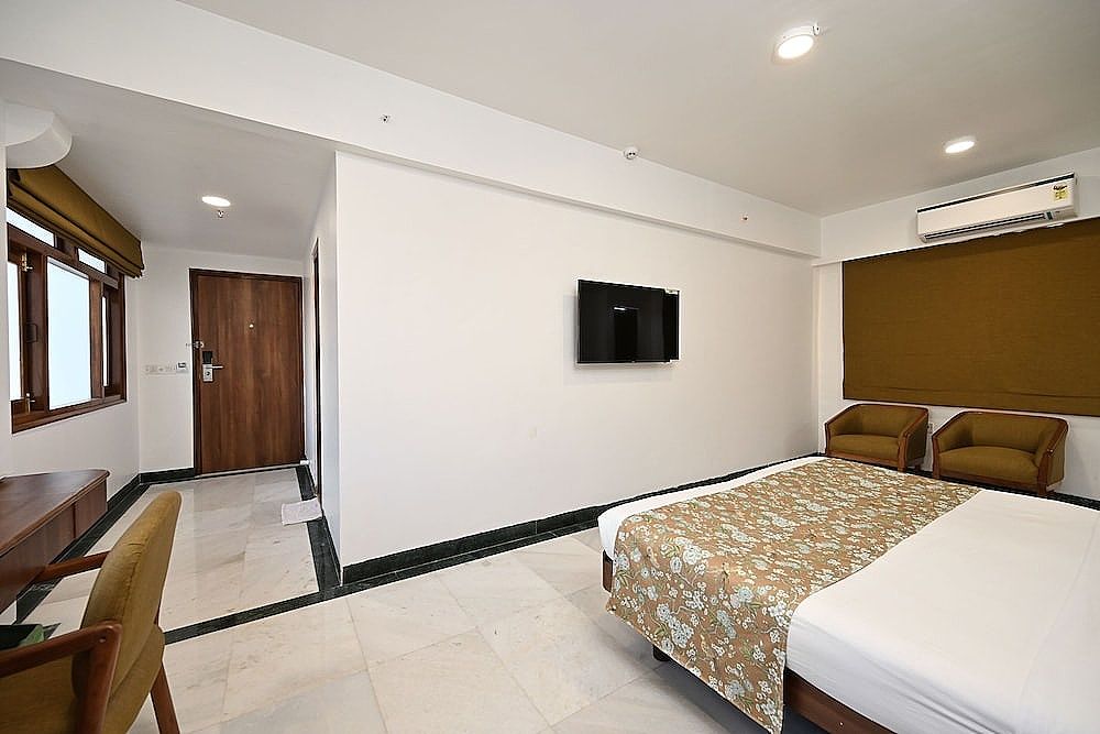 Hotel Parle International Deluxe Room 2