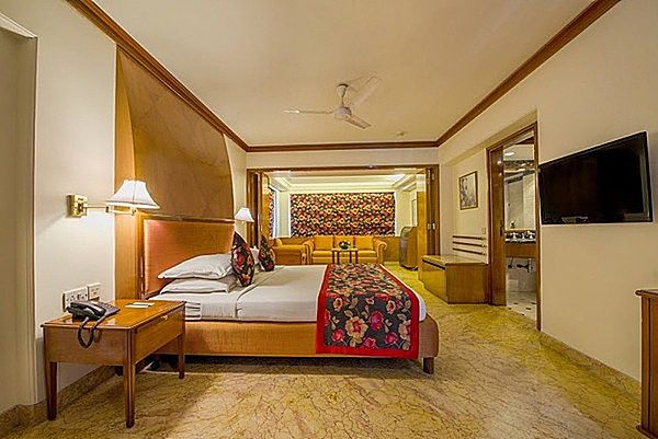 Hotel Parle International Deluxe Room 4