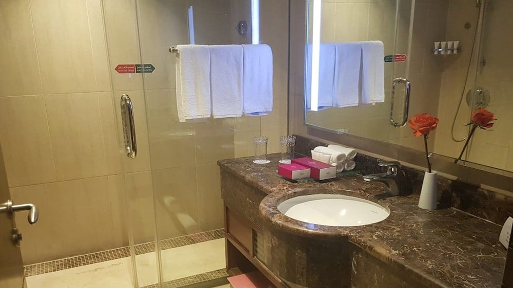 Crowne Plaza Madinah by IHG Standard Room 10