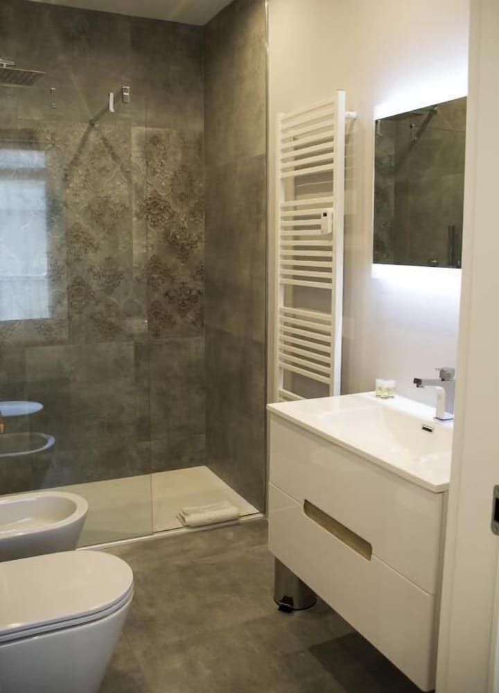 Bloom Apartments Classic Apartment, 1 Queen Bed, Kitchen 16