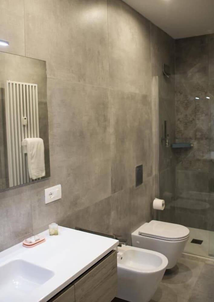 Bloom Apartments Classic Apartment, 1 Queen Bed, Kitchen 17