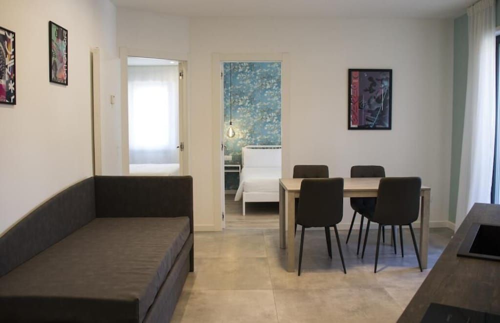 Bloom Apartments Classic Apartment, 1 Queen Bed, Kitchen 7