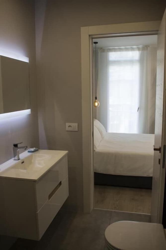 Bloom Apartments Classic Apartment, 1 Queen Bed, Kitchen 14