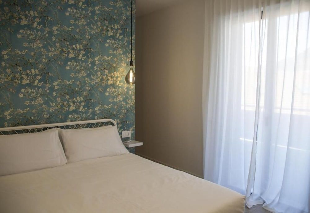 Bloom Apartments Classic Apartment, 1 Queen Bed, Kitchen 3