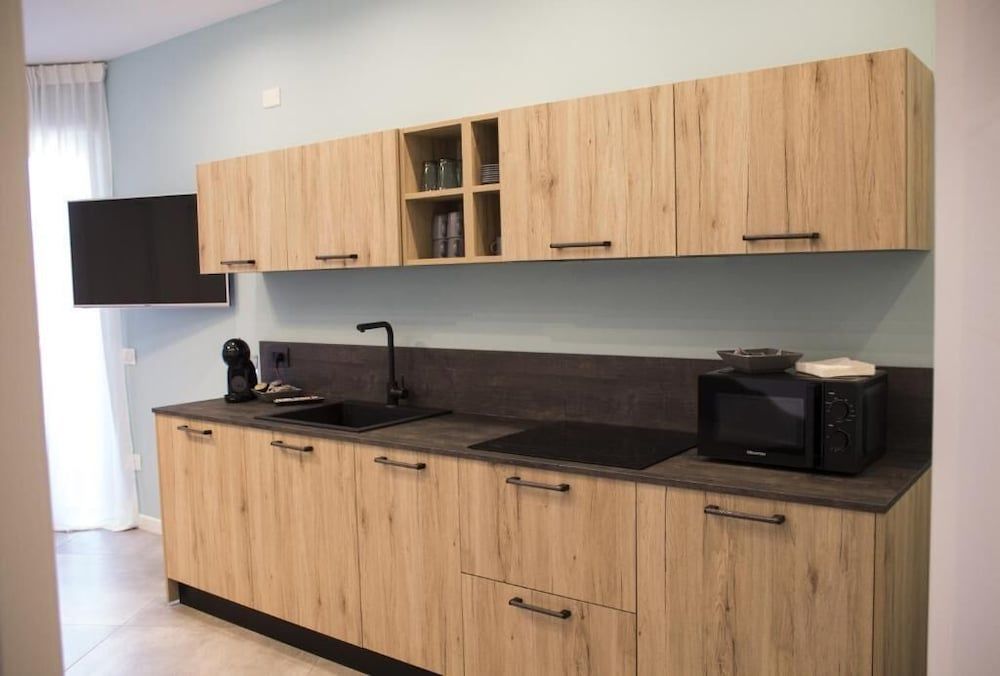 Bloom Apartments Classic Apartment, 1 Queen Bed, Kitchen 13