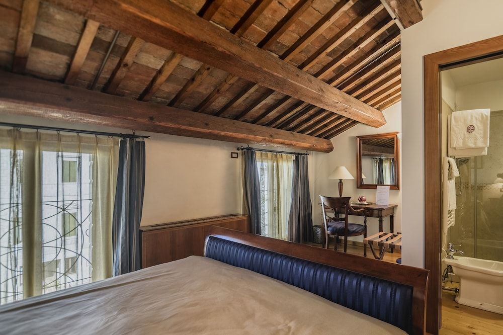 Standard Room, 1 Queen Bed