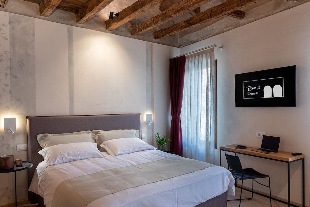 BURANELLI CHARME ROOMS Deluxe Double or Twin Room 3