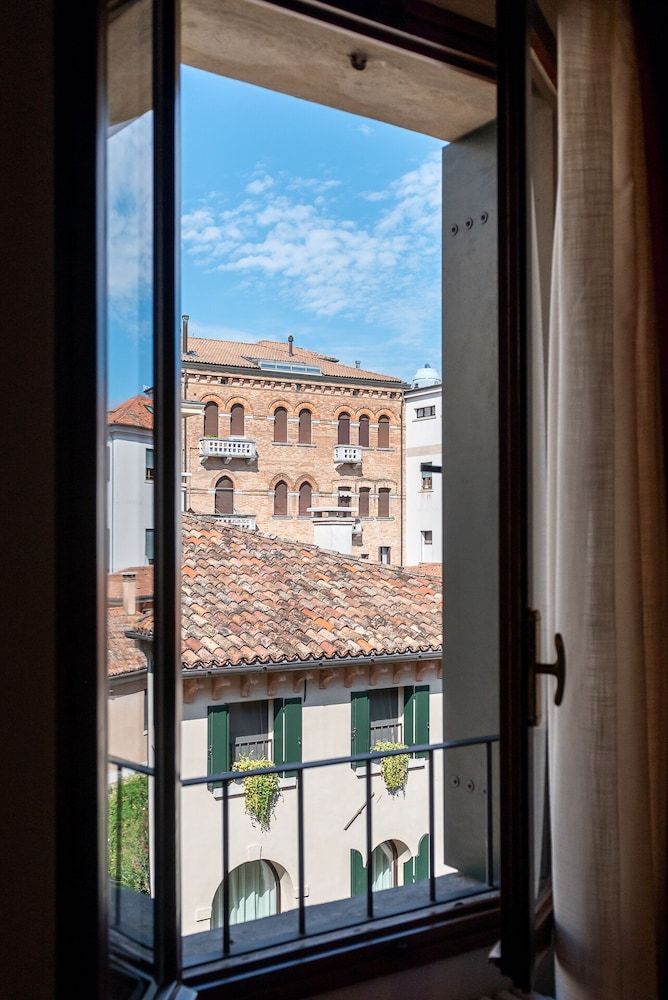 BURANELLI CHARME ROOMS Deluxe Double or Twin Room 8