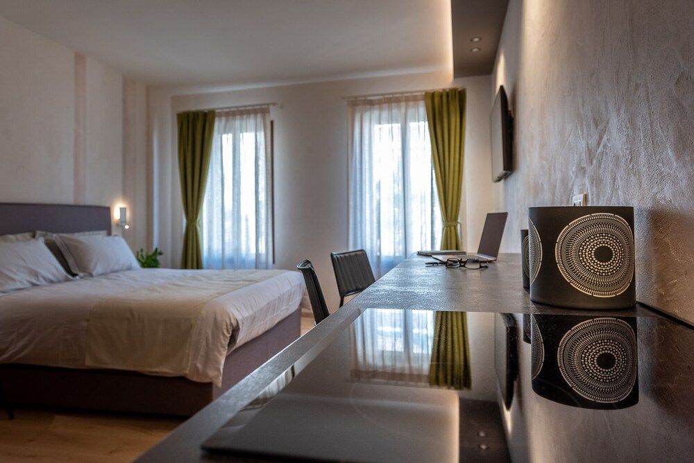 BURANELLI CHARME ROOMS Deluxe Double or Twin Room, Canal View 3