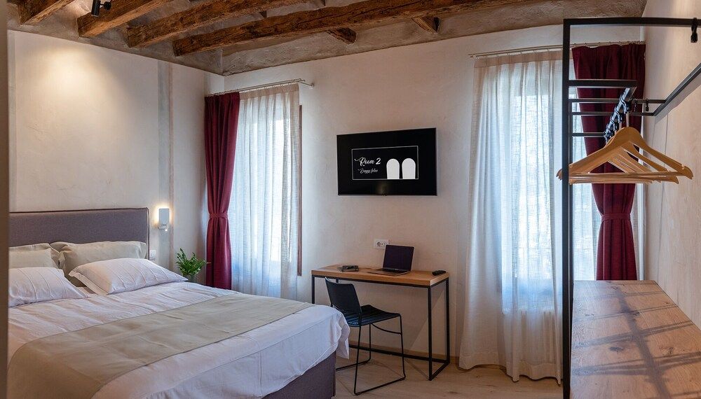BURANELLI CHARME ROOMS Deluxe Double or Twin Room 2