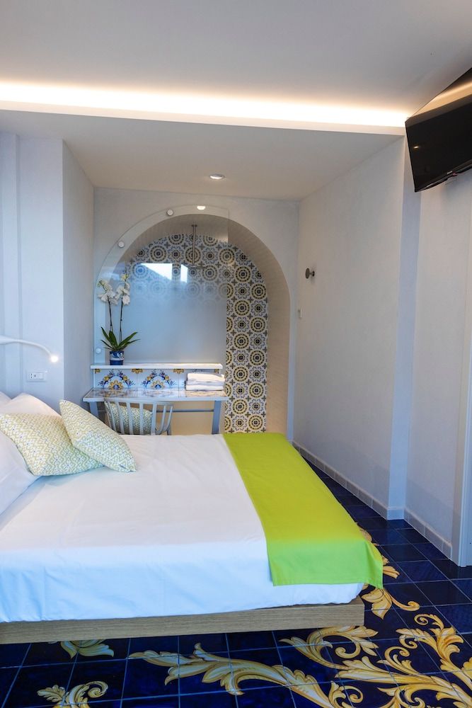 Decori Suites Amalfi Coast Family Quadruple Room, Ensuite, Sea View (Family Suite Positano) 6