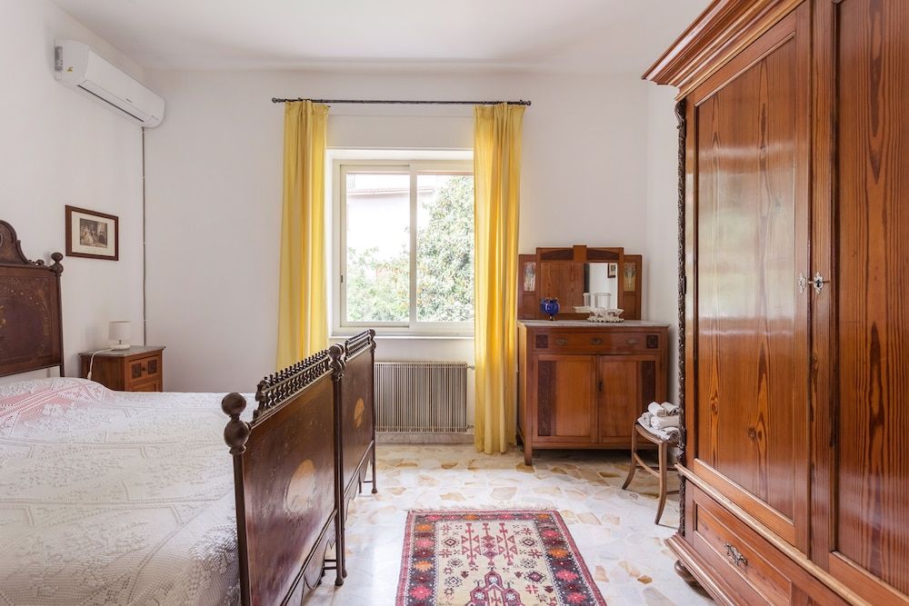 At Armando's Home Deluxe Room, Mountain View (Liberty Room) 6