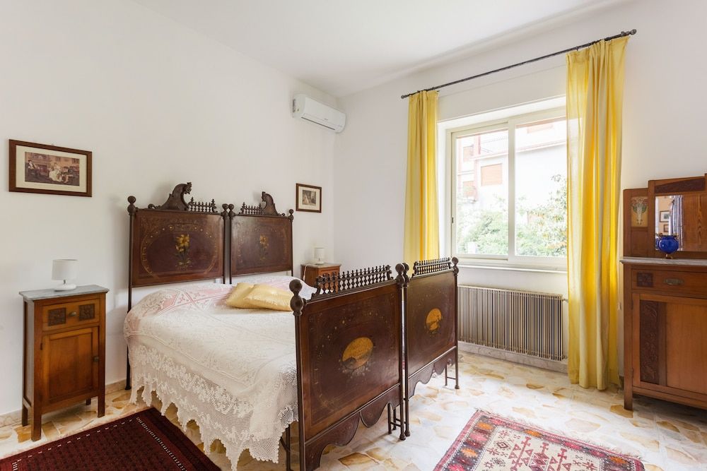 At Armando's Home Deluxe Room, Mountain View (Liberty Room) 2