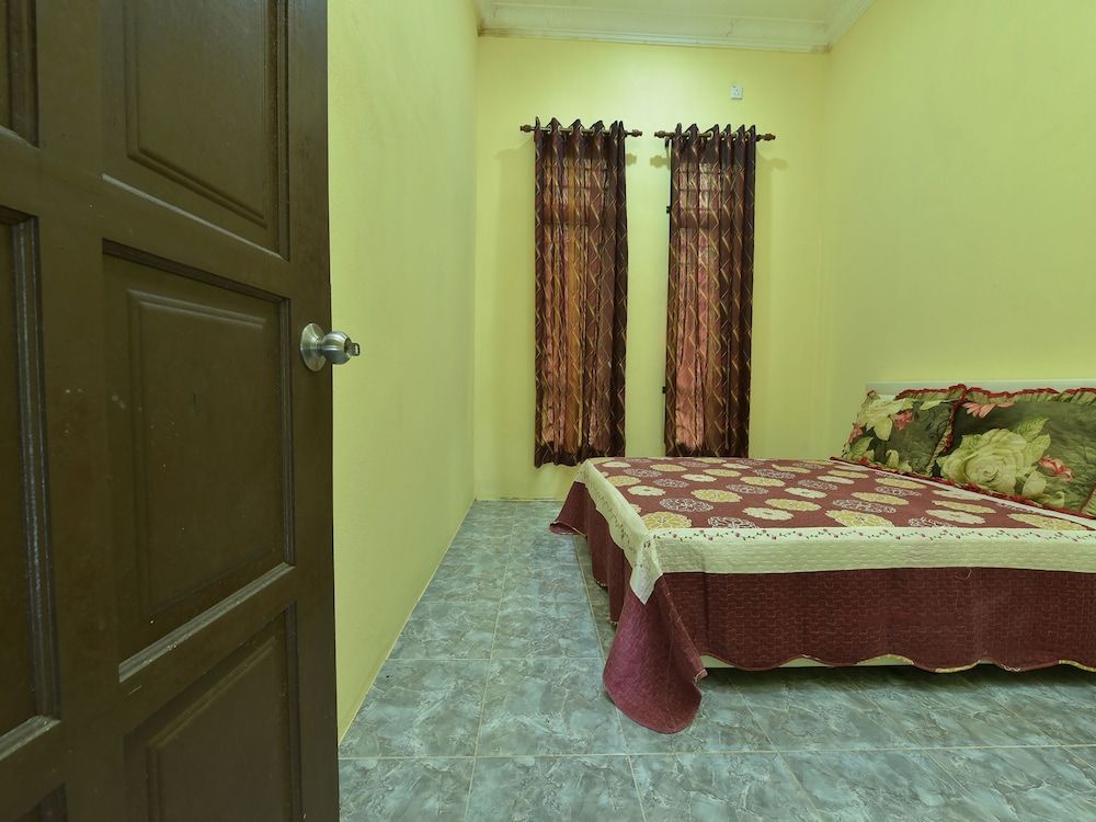 Room, Shared Bathroom