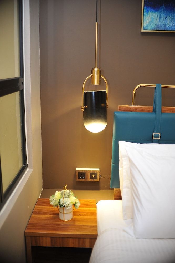 Skye Hotel Deluxe King Room 17