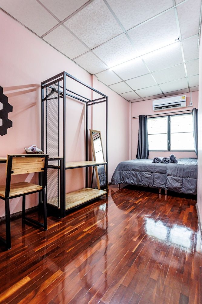 Economy Double Room, 1 Queen Bed, Non Smoking, Shared Bathroom