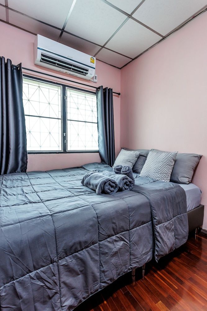 Economy Double Room, 1 Queen Bed, Non Smoking, Shared Bathroom