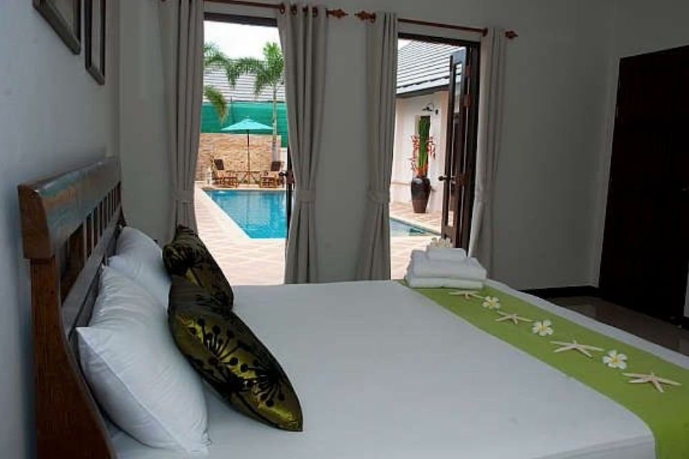 4 Bedroom Private Bali Style Villa HH1 4-Bedroom Villa with Private Pool 3