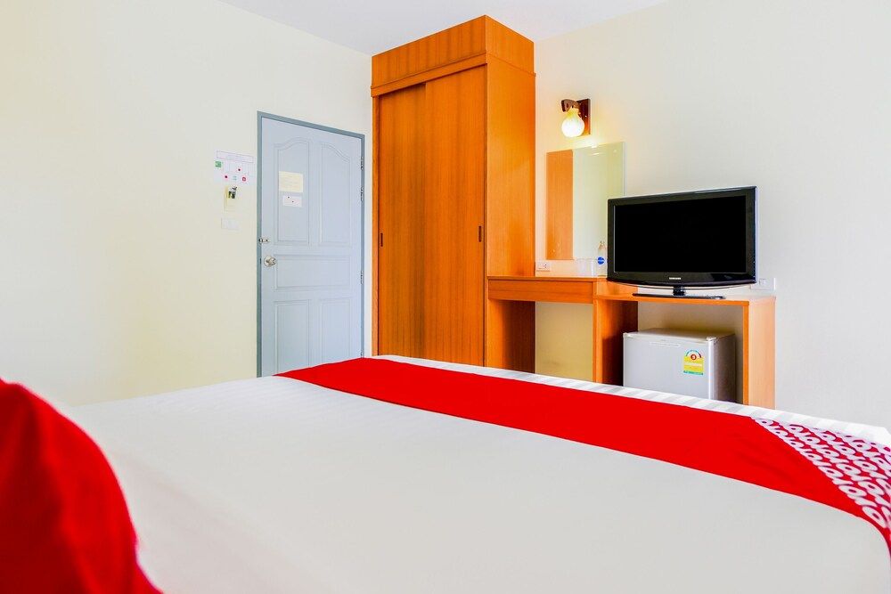 OYO 382 Baan Poemsuk Deluxe Double Room 5