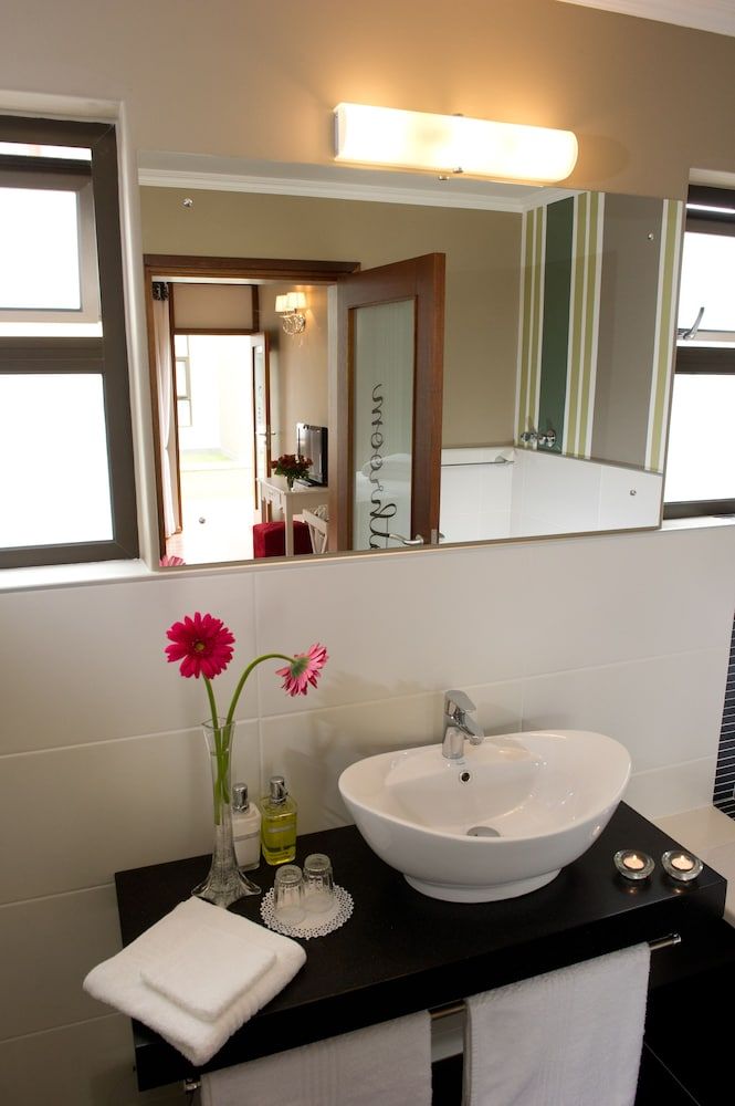 Namib Guesthouse Luxury Room 6