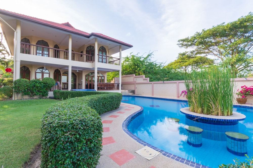 undefined 4 BR Pool Villa in Great Location - CV4 3