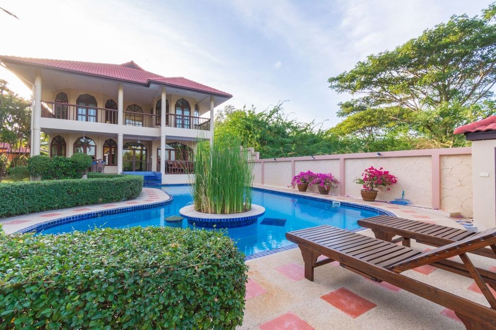 undefined 4 BR Pool Villa in Great Location - CV4 5