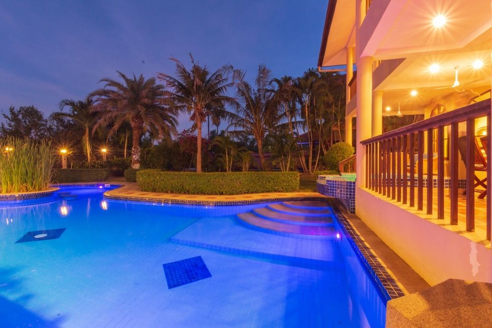 undefined 4 BR Pool Villa in Great Location - CV4 4