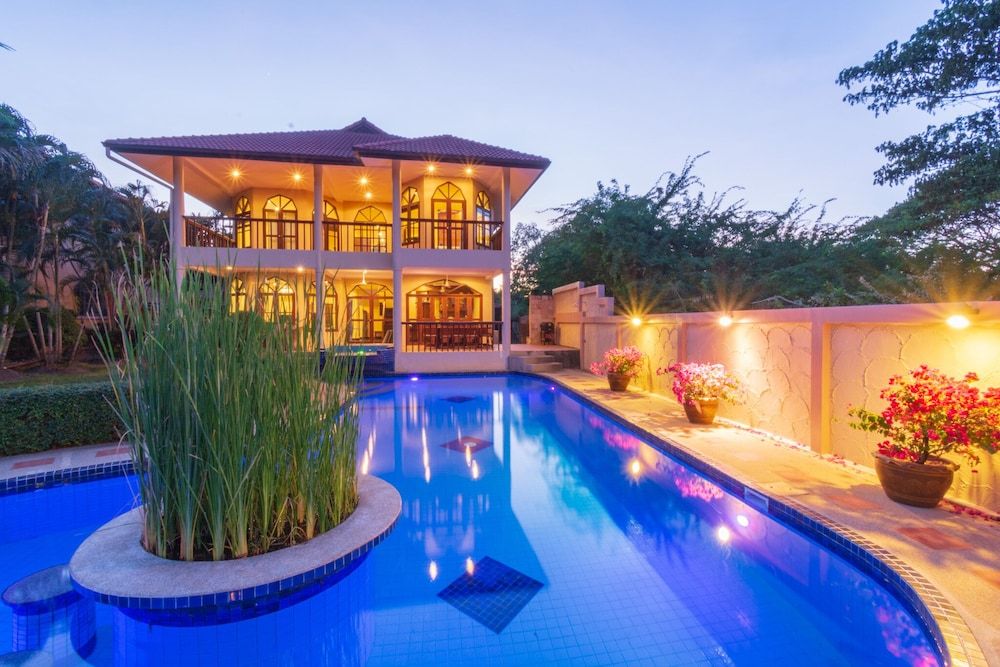 undefined 4 BR Pool Villa in Great Location - CV4 8