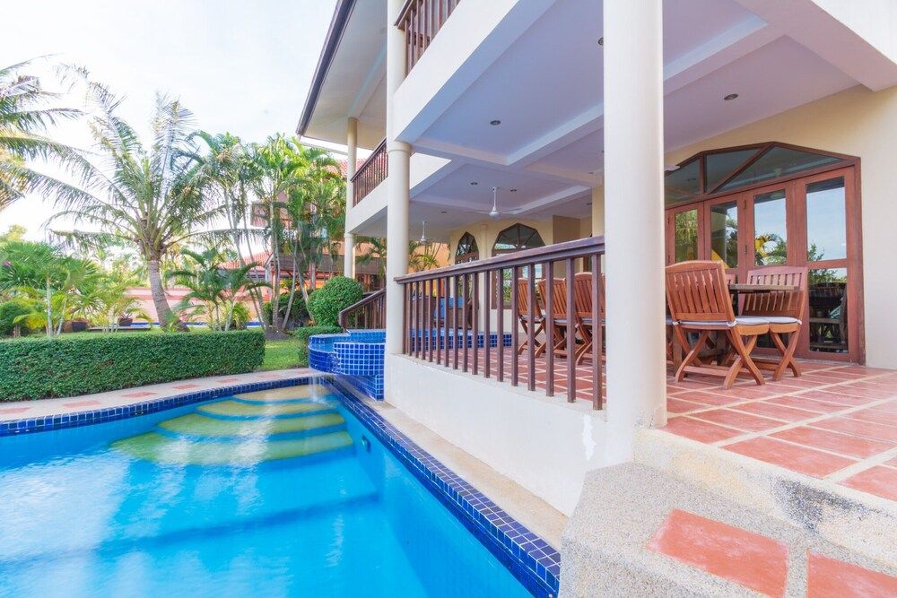 undefined 4 BR Pool Villa in Great Location - CV4 6