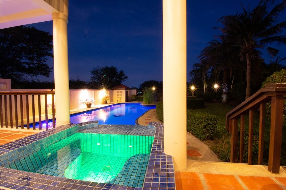 undefined 4 BR Pool Villa in Great Location - CV4 9