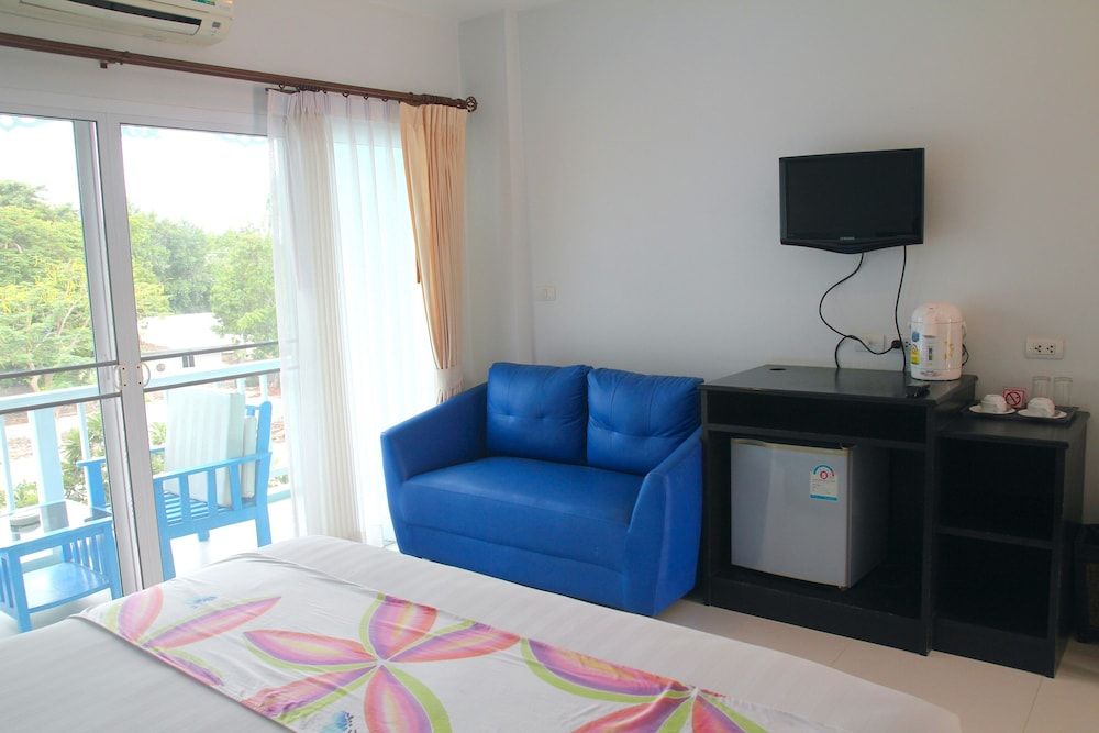 Baan Rabiang Talay Deluxe Double Room, Pool View 2