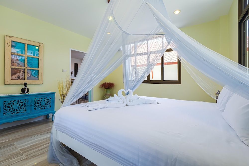 undefined Pool villa  4 BR walking to Beach HV