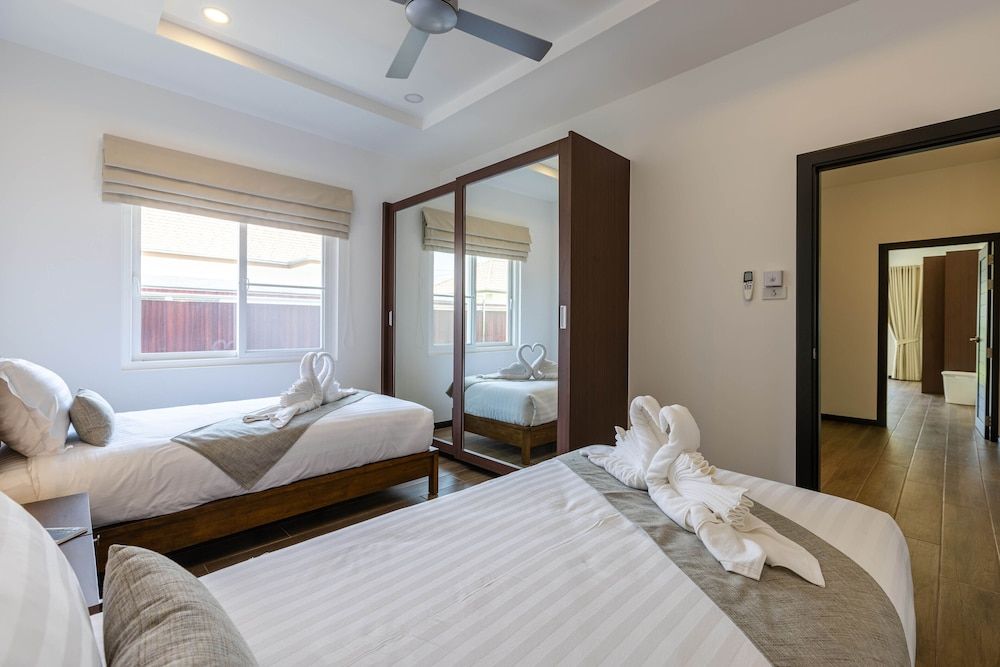 Modern 4 BR Pool & Tropical Garden MS-30 Luxury Villa 14