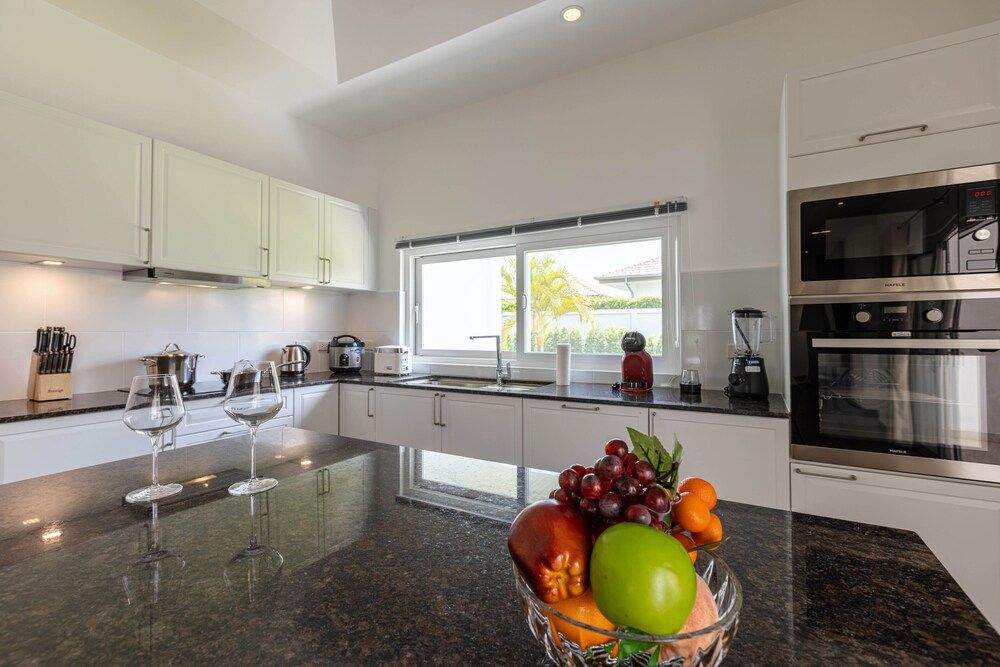 Modern 4 BR Pool & Tropical Garden MS-30 Luxury Villa 23