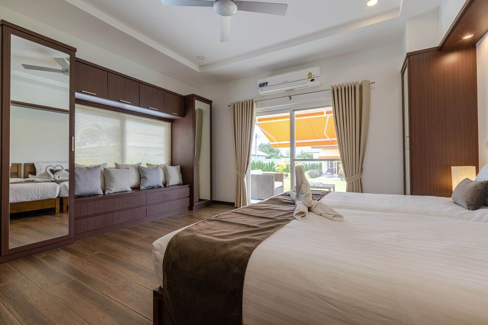 Modern 4 BR Pool & Tropical Garden MS-30 Luxury Villa 3