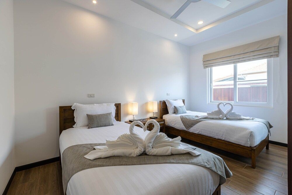 Modern 4 BR Pool & Tropical Garden MS-30 Luxury Villa 13