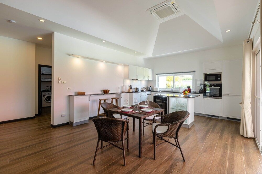 Modern 4 BR Pool & Tropical Garden MS-30 Luxury Villa 17