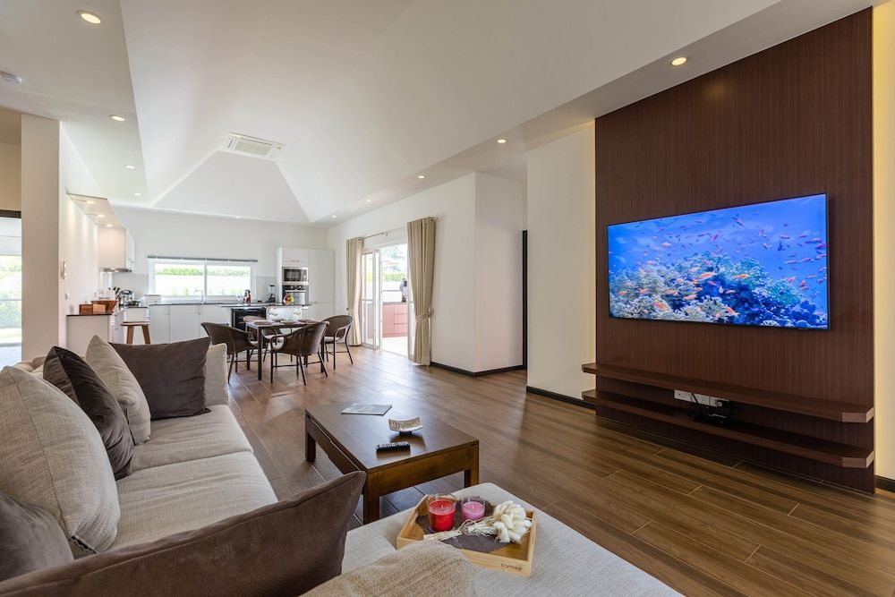 Modern 4 BR Pool & Tropical Garden MS-30 Luxury Villa 32