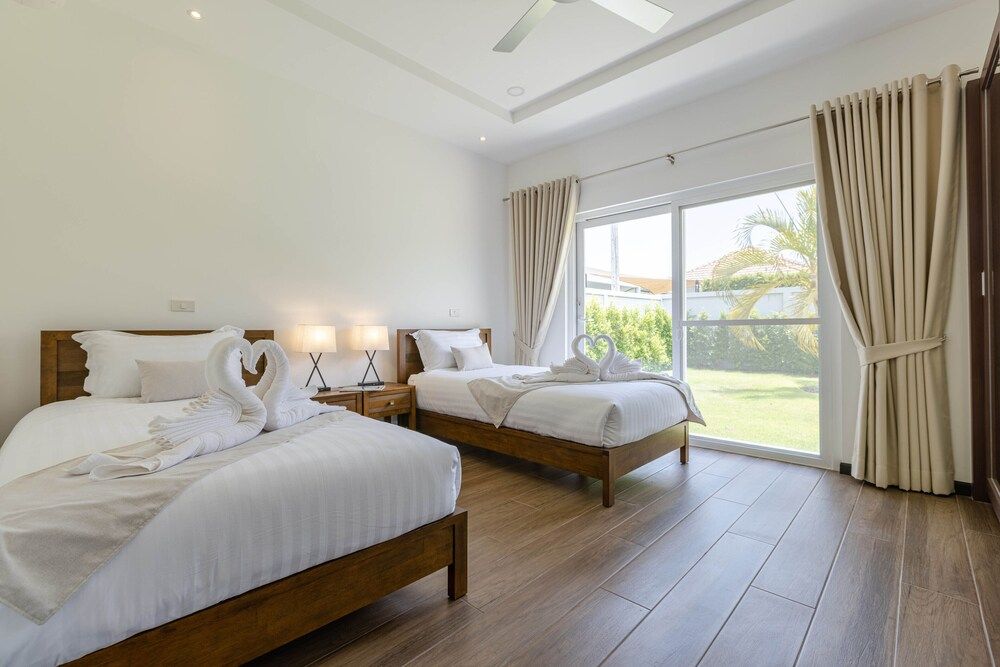 Modern 4 BR Pool & Tropical Garden MS-30 Luxury Villa 5