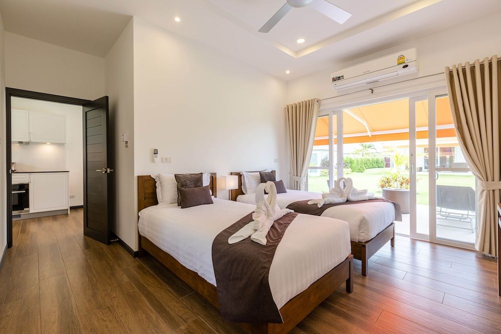 Modern 4 BR Pool & Tropical Garden MS-30 Luxury Villa 12