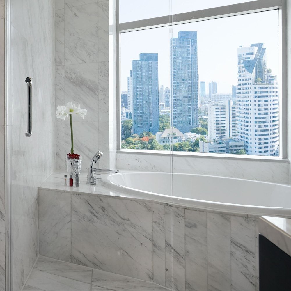 Deep Soaking Bathtub